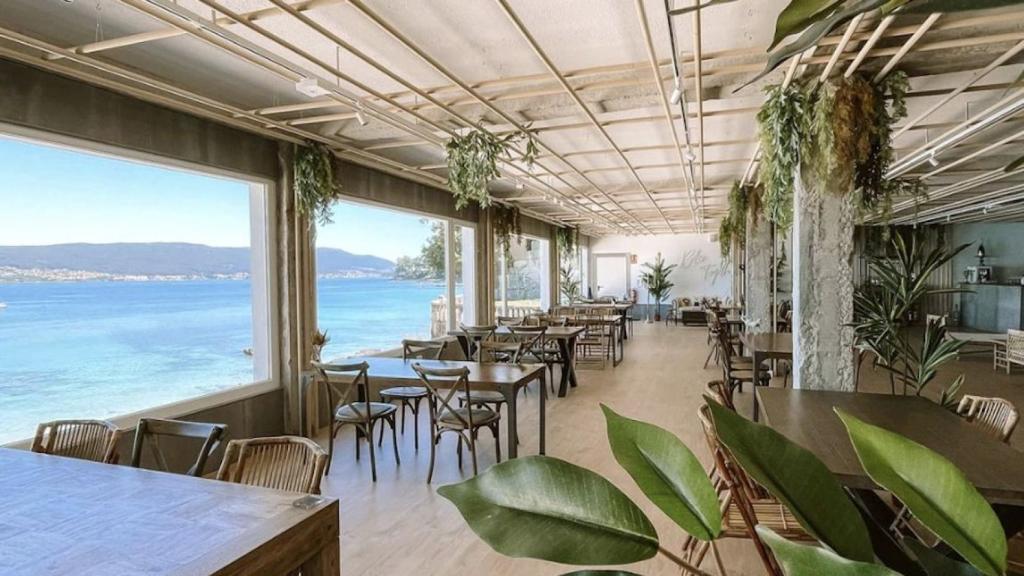 Uno de los espacios de os 3 Monos Aguete con vistas a la ría de Pontevedra