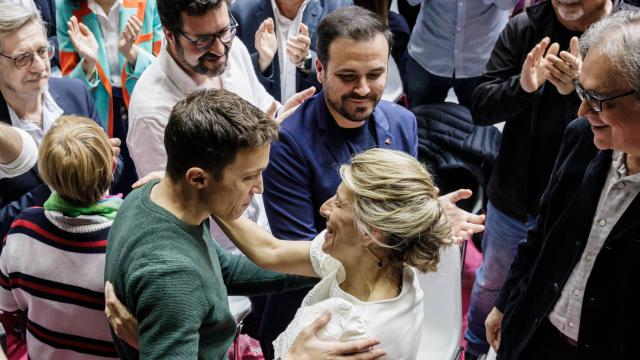 Yolanda Díaz saluda a Íñigo Errejón y Alberto Garzón durante el acto de presentación de Sumar.