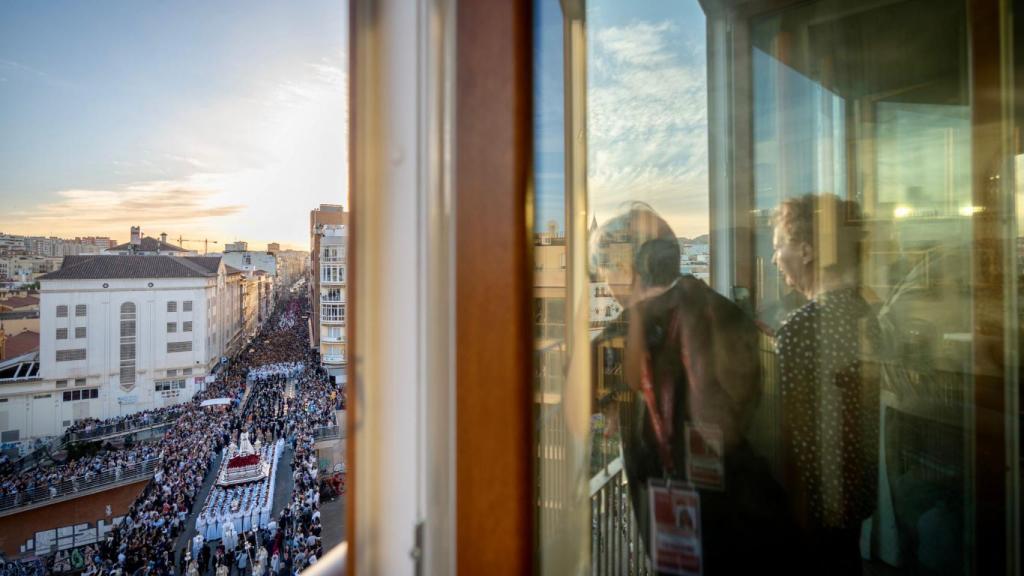 El Cautivo a su paso por el puente de la Aurora.