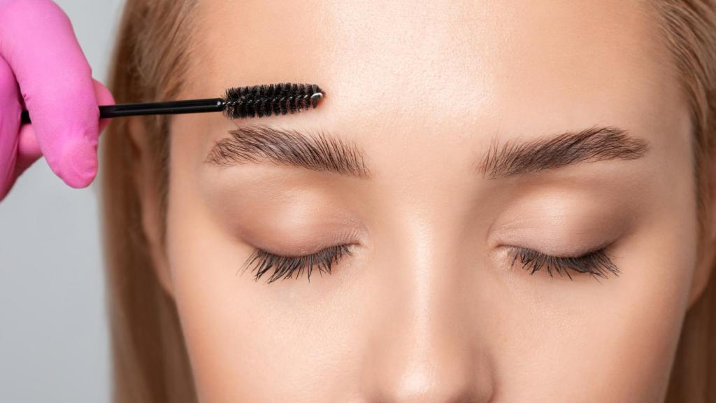 Chica realizando un tratamiento de cejas