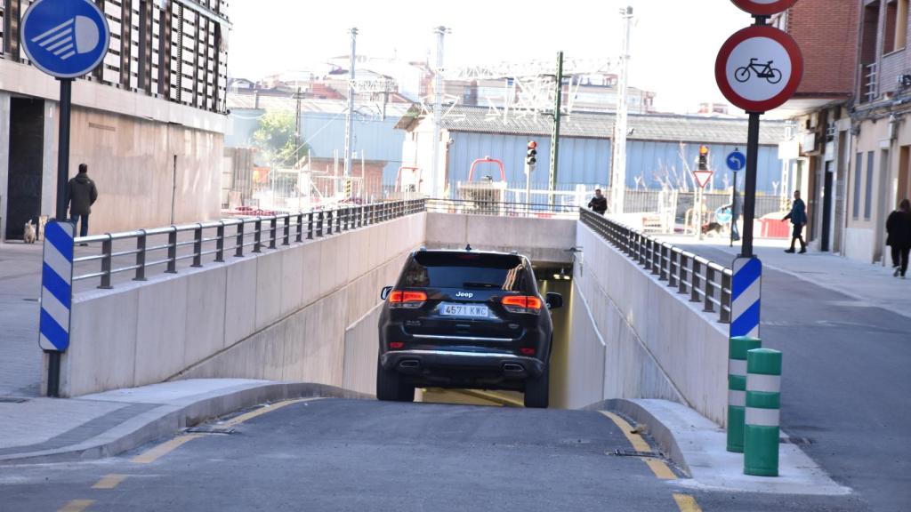 Un coche en el túnel de Panaderos