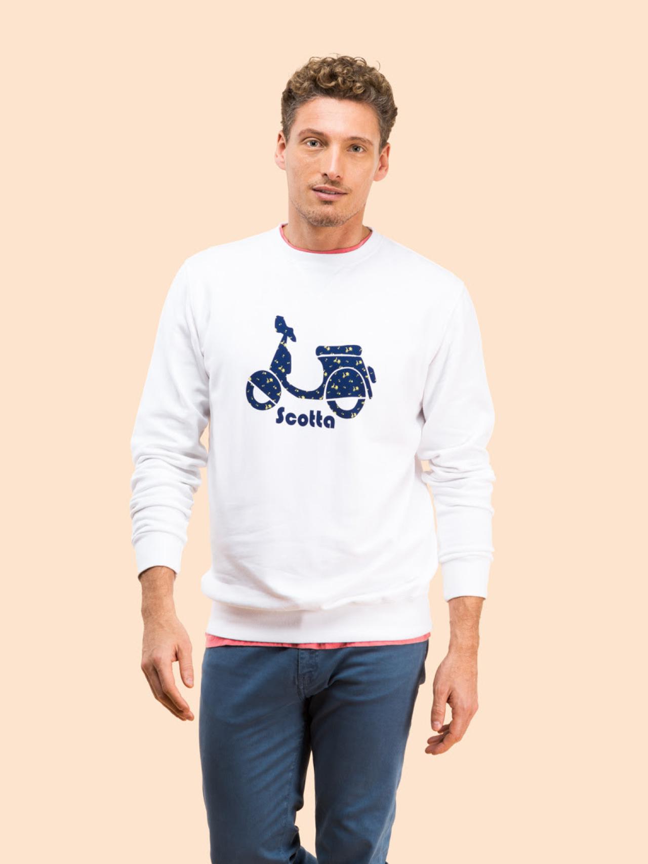 Con el regreso de la logomanía, esta sudadera se convierte en una opción perfecta.