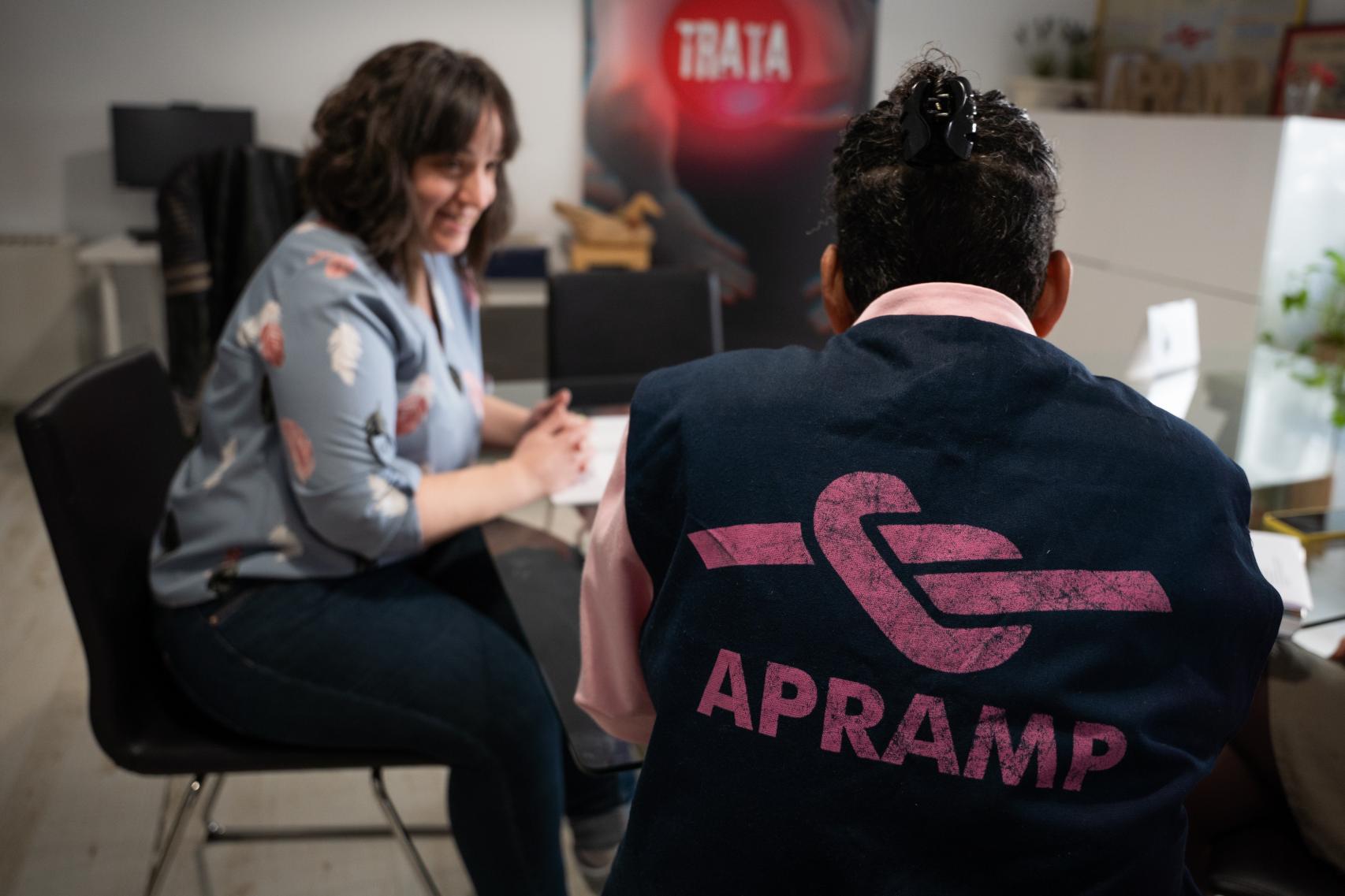 Ana Delgado, trabajadora social, y una de las mediadoras de APRAMP.