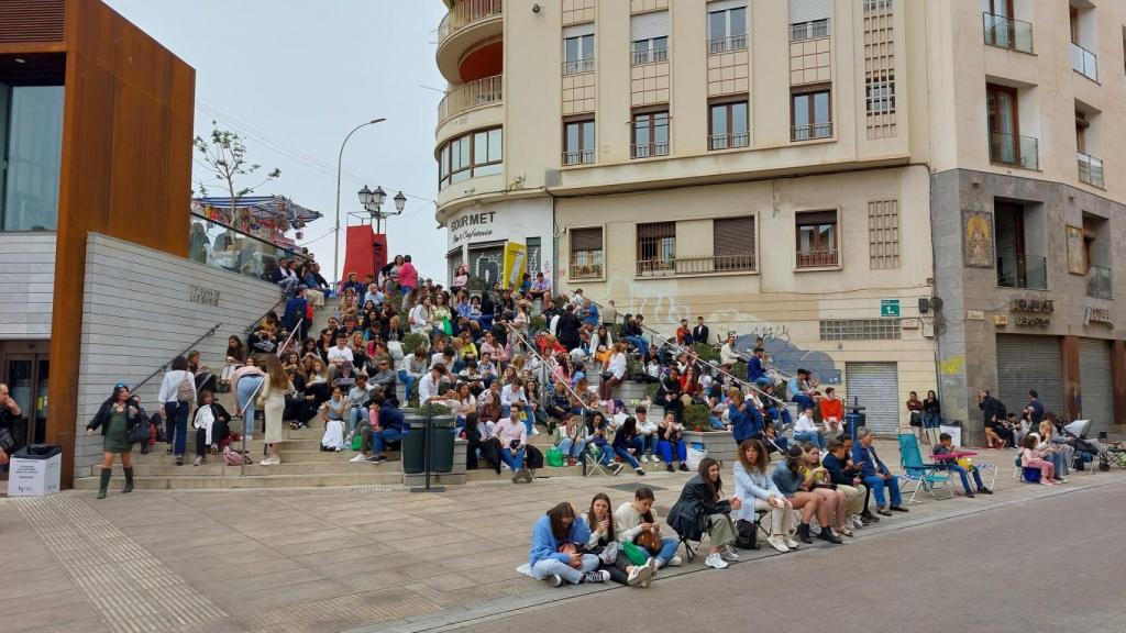 La Tribuna de los Pobres a una hora y media de que pase por allí la Virgen del Rocío.