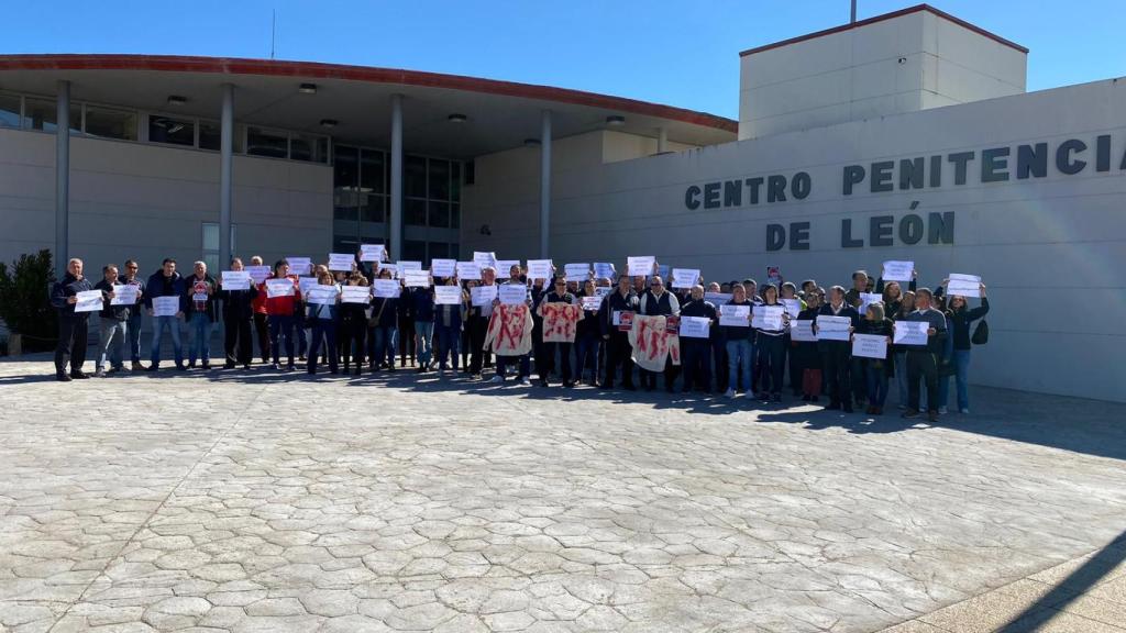 Concentración a las puertas de la cárcel de León por parte de los funcionarios.
