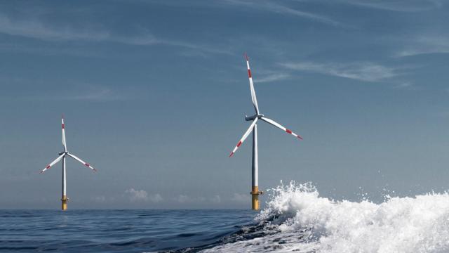 Aerogenerador en mitad del mar