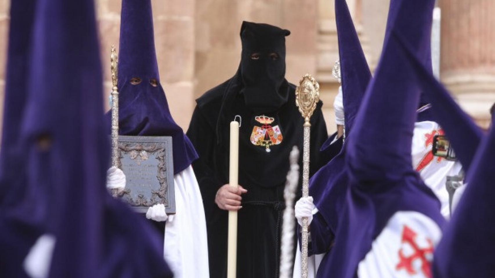 Uno de los indultados de El Rico, en procesión.