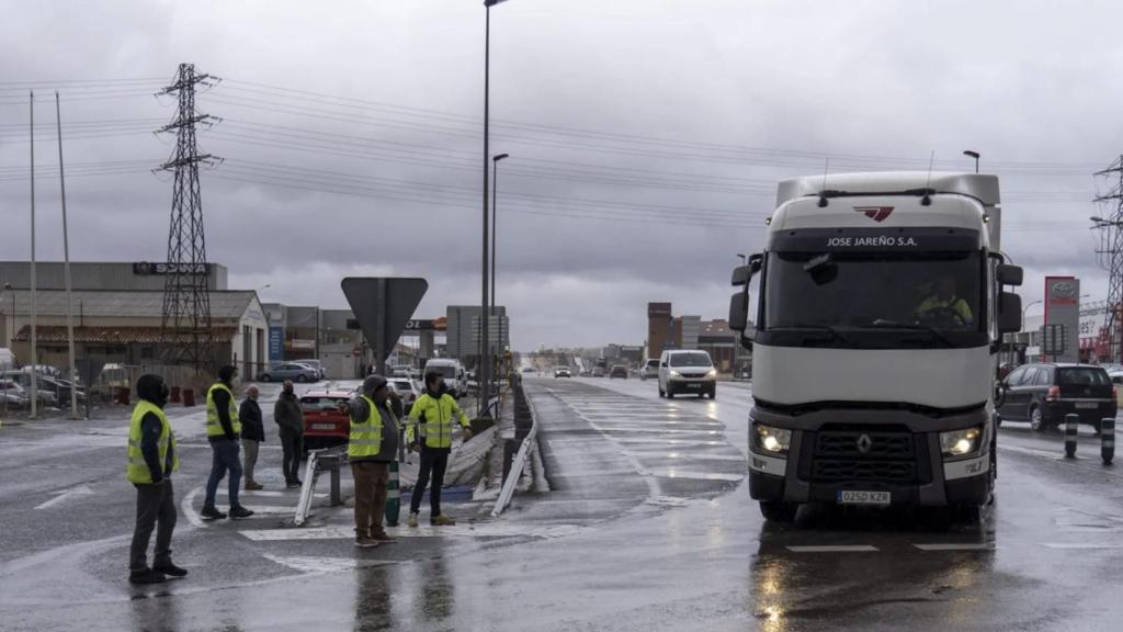 Camioneros durante un paro del transporte.