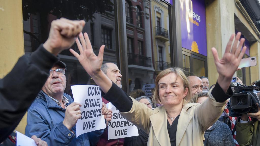 La candidata de Podemos a la presidencia del Principado de Asturias, Covadonga Tomé, al ser recibida por sus simpatizantes. Imagen de archivo.