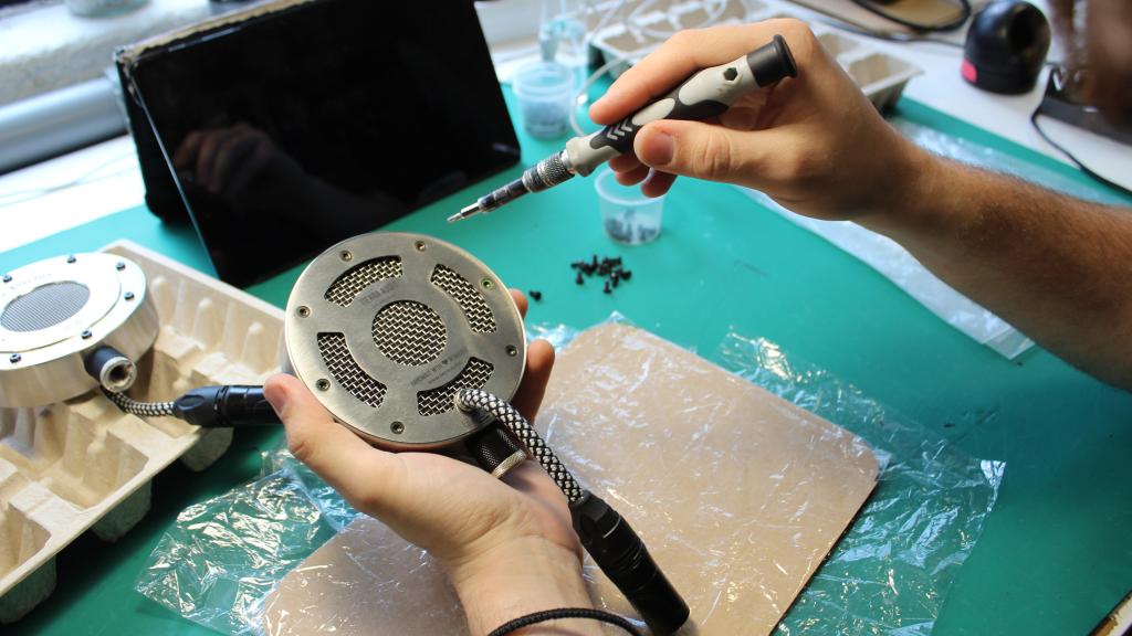 Cada micrófono o equipo de TIERRA Audio se fabrica de manera artesanal. Después, se calibra y se comprueba.
