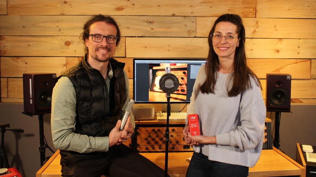 Javier Pascual y Esther Gutiérrez, mostrando varios de los micrófonos y equipos de audio fabricados en su empresa.