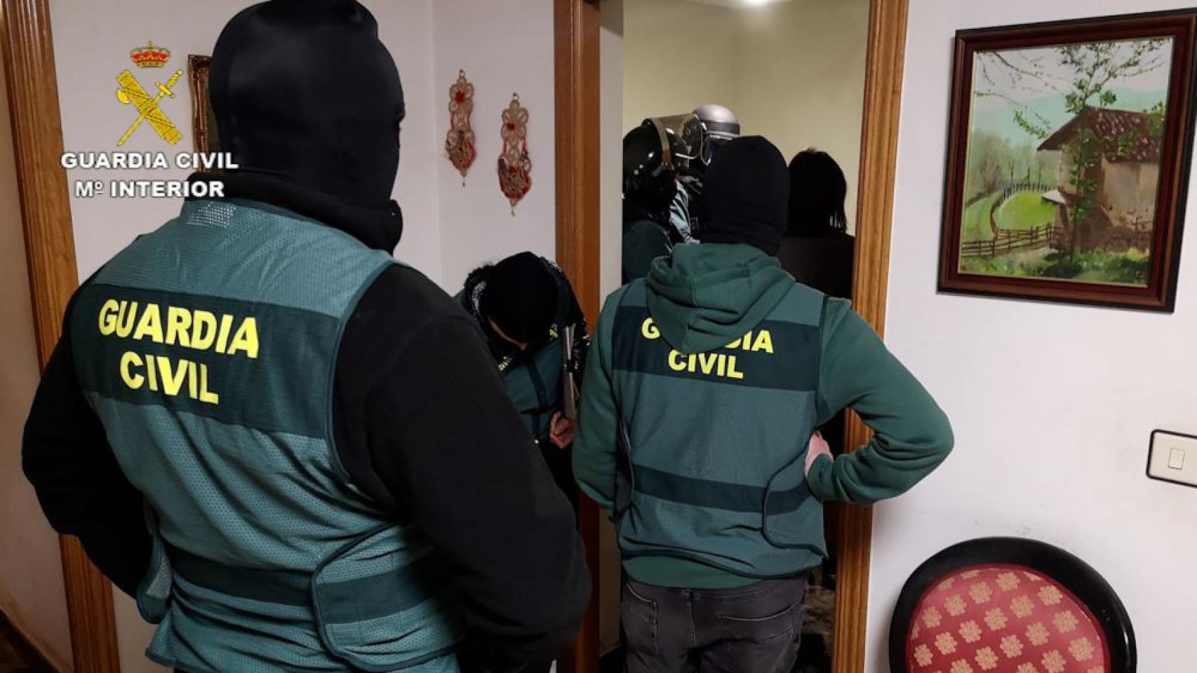 Unos guardias civiles ocultando su identidad durante un operativo en una imagen de archivo.