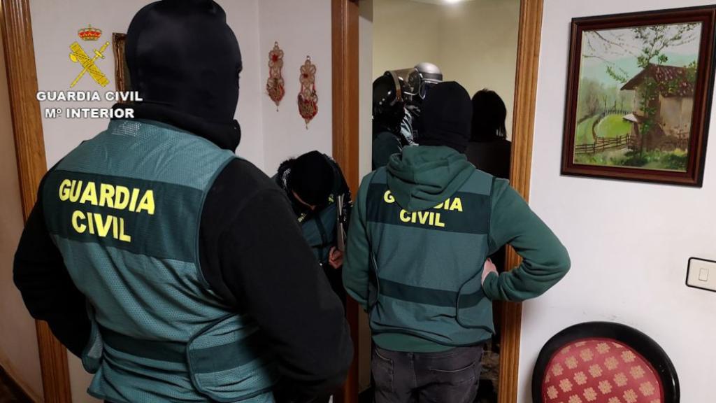 Unos guardias civiles ocultando su identidad durante un operativo en una imagen de archivo.
