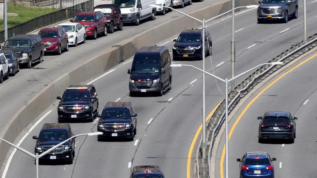 El convoy que ha seguido a Donald Trump durante su desplazamiento hasta el tribunal de Manhattan.