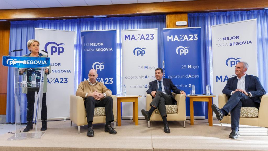 El consejero de Economía y Hacienda, Carlos Fernández Carriedo (2D), el viceconsejero de la materia, Carlos Martín Tobalina (2I), participan junto al delegado Territorial, José Mazarías (D); y la presidenta del Pp de Segovia, Paloma Sanz (I); en el encuentro del PP de Segovia.