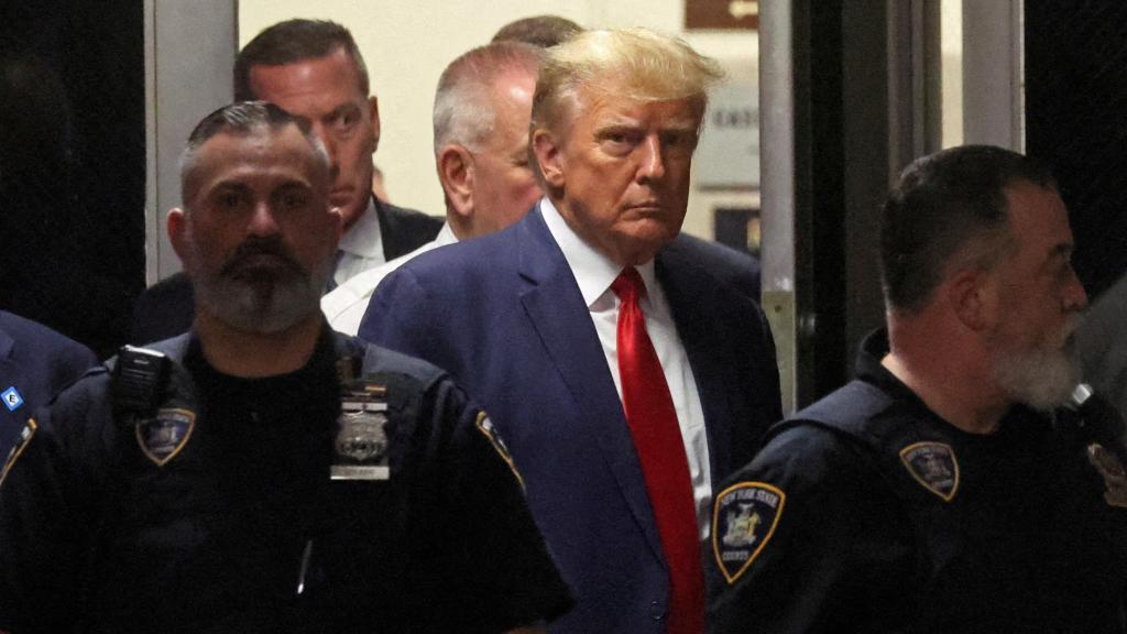 2023-04-04T200546Z_2079236445_RC2U70A4ZBFG_RTRMADP_3_USA-TRUMP