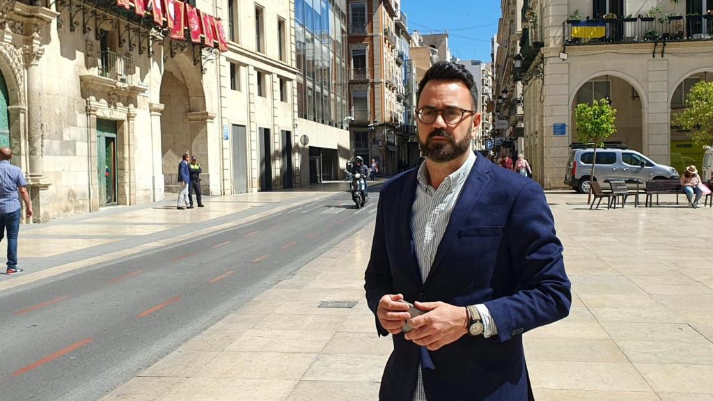 El concejal Adrián Santos, en la plaza del Ayuntamiento de Alicante.