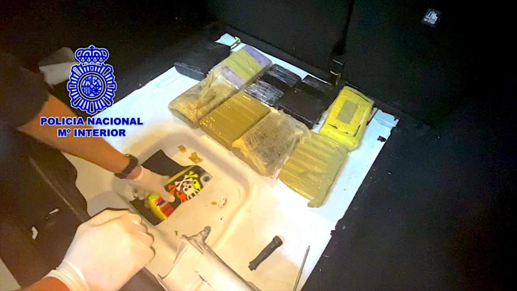 Los 35 kilos se escondían en paquetes de un kilo en el interior de tres coches.