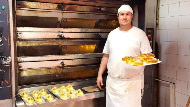 Manuel Bardisa con las monas de Pascua con las que ha conseguido ganar este 2023.