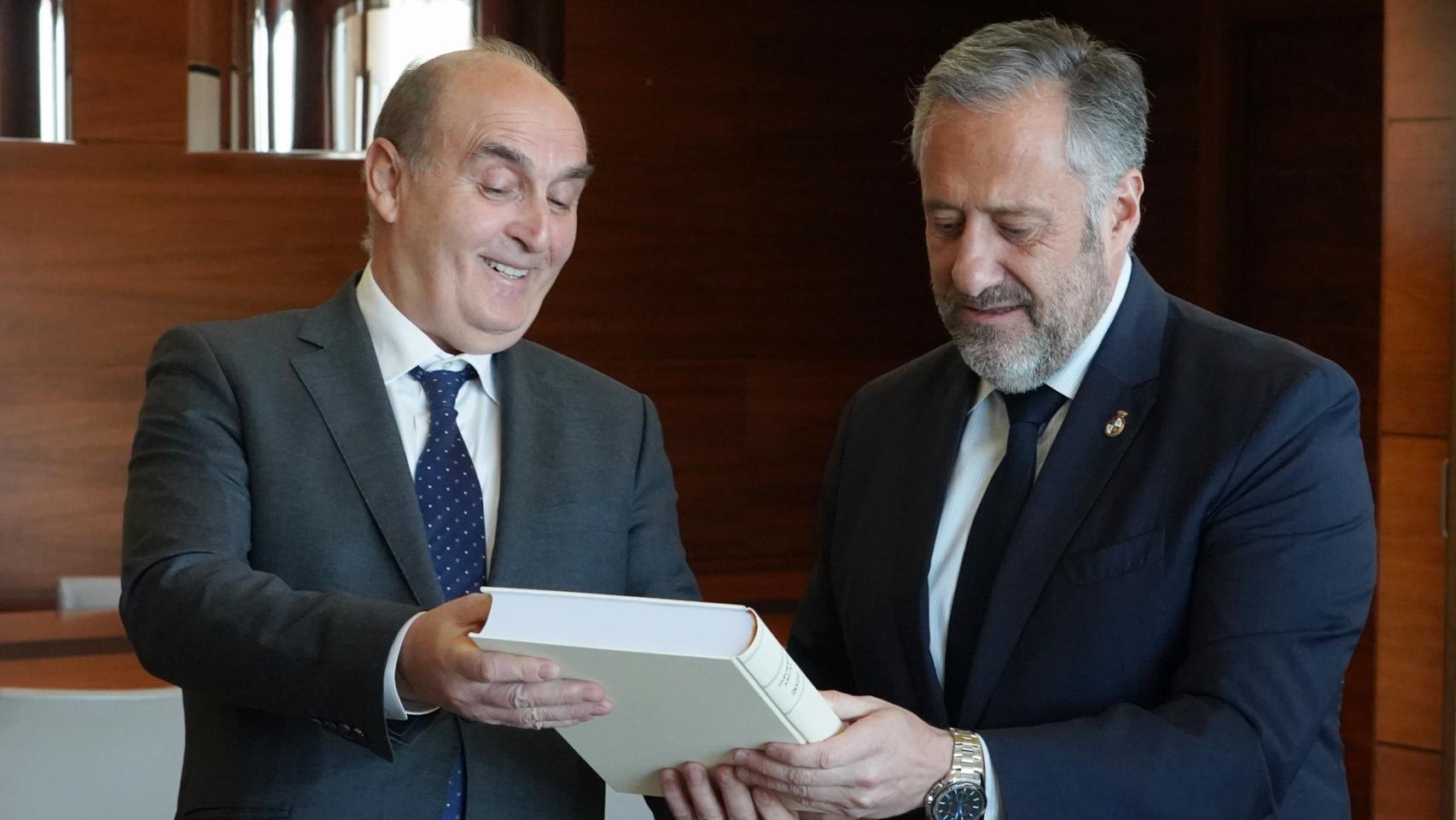 El Procurador del Común, Tomás Quintana, entrega la memoria de actuaciones de la institución del año 2022 al presidente de las Cortes, Carlos Pollán, este martes.