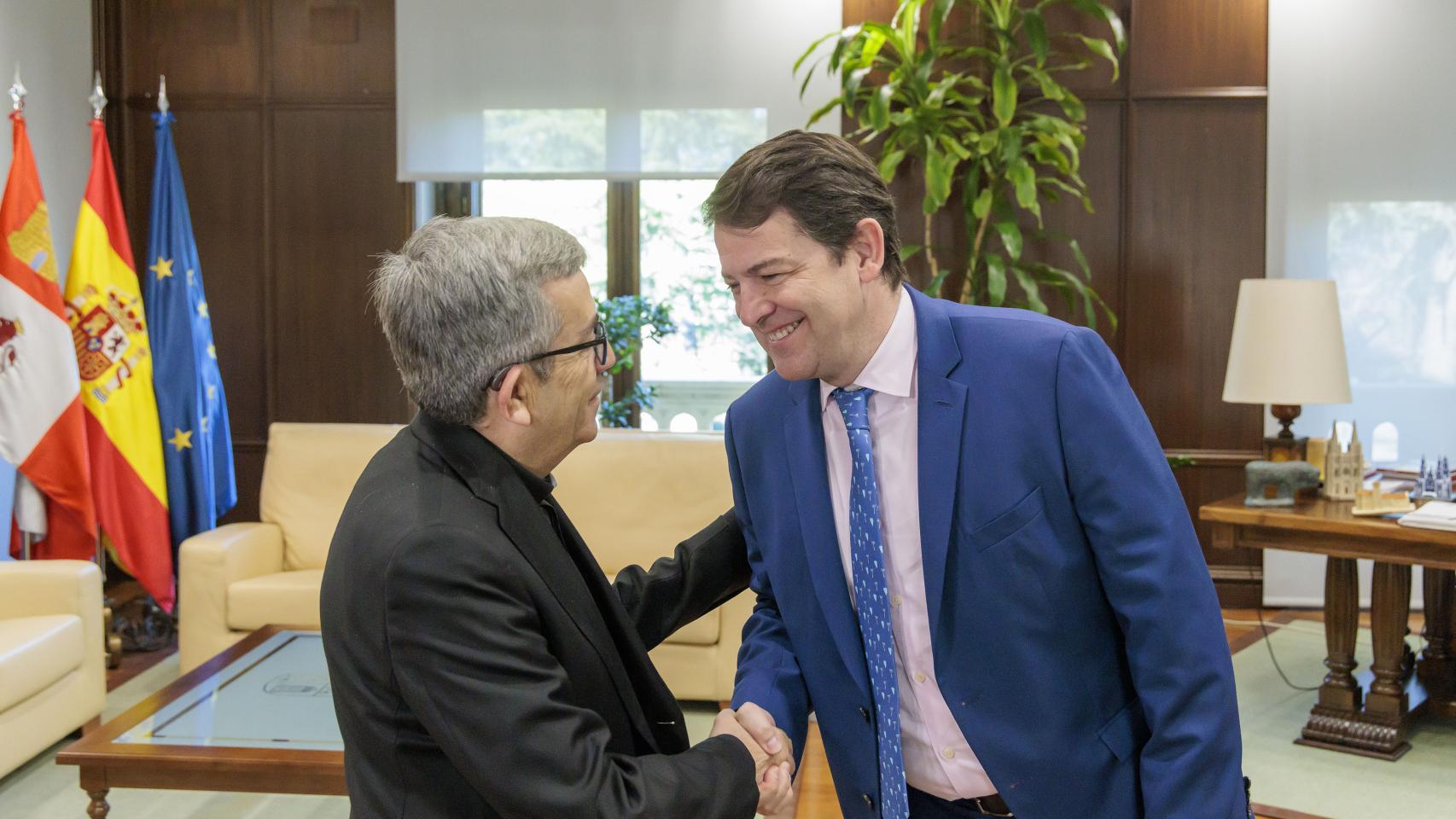 Saludo entre Mañueco y Argüello