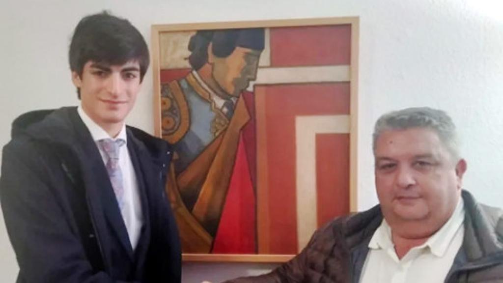 El novillero salmantino y el empresario vallisoletano cierran el acuerdo con un apretón de manos