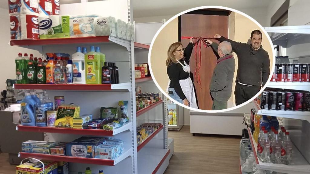 Blanca Rodríguez, a la izquierda, junto a Tomás Madrazo, alcalde de Quintanilla de Arriba, y Carlos Gila, hijo de Blanca, inaugurando la tienda