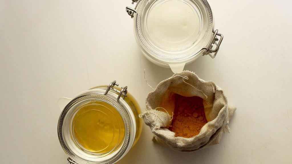 Yogur, cúrcuma y miel.