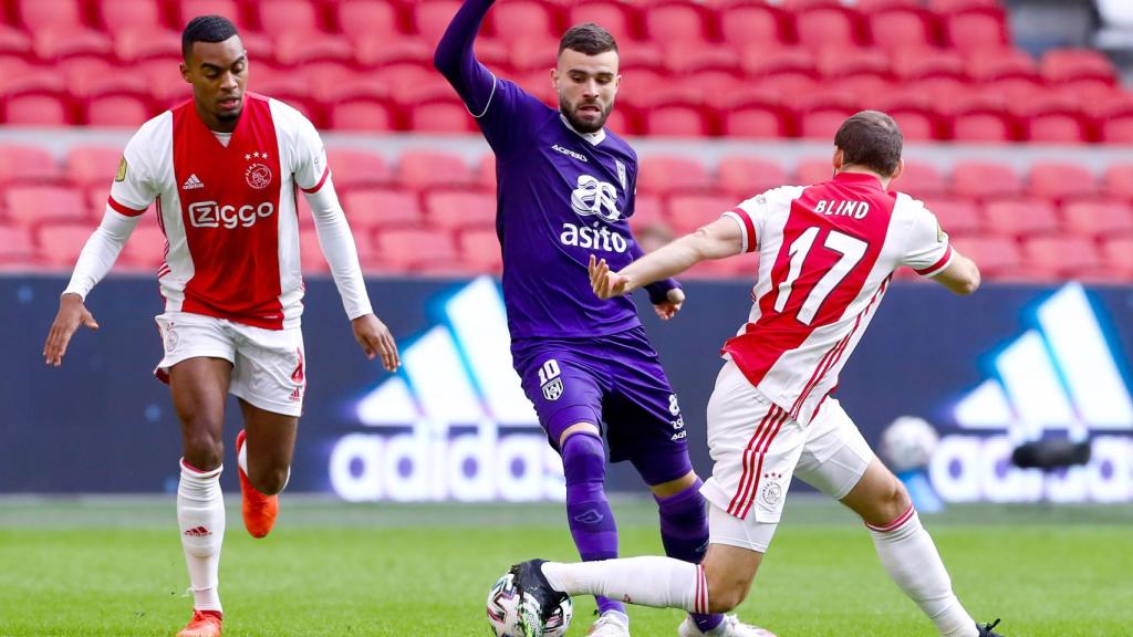 Rai Violet durante un partido en su etapa en el Heracles Almelo