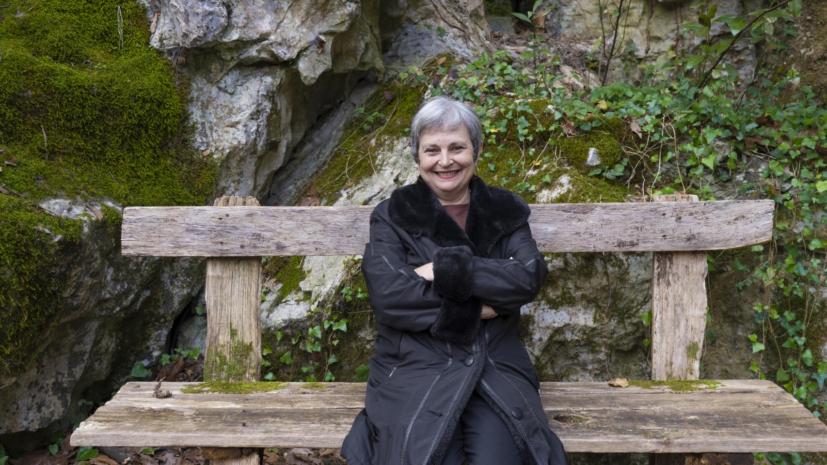 Elvira Roca Barea, en las cuevas de Zugarramurdi. Foto: Carlos Ruiz B.k. Contumaz Estudio