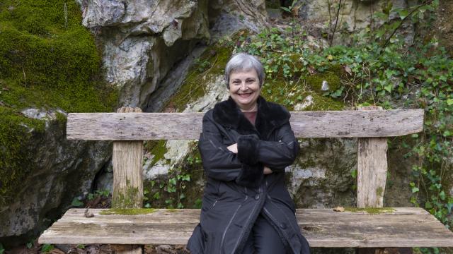 Elvira Roca Barea, en las cuevas de Zugarramurdi. Foto: Carlos Ruiz B.k. Contumaz Estudio