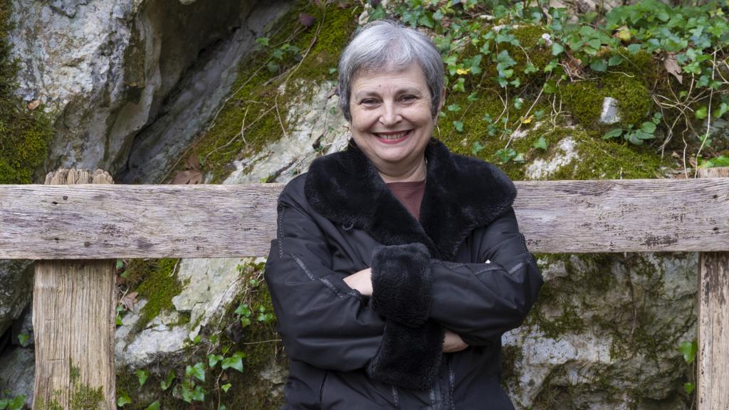 Elvira Roca Barea, en las cuevas de Zugarramurdi. Foto: Carlos Ruiz B.k. Contumaz Estudio