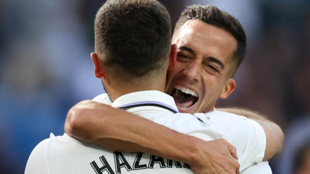 Abrazo entre Hazard y Lucas Vázquez, celebrando el gol del gallego ante el Valladolid