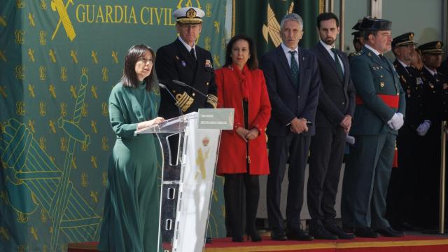 La nueva directora de la Guardia Civil, Mercedes González, durante su primera toma de posesión, ante los ministros del Interior y de Defensa.
