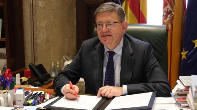 Ximo Puig, durante la firma del decreto de disolución del parlamento valenciano. EE