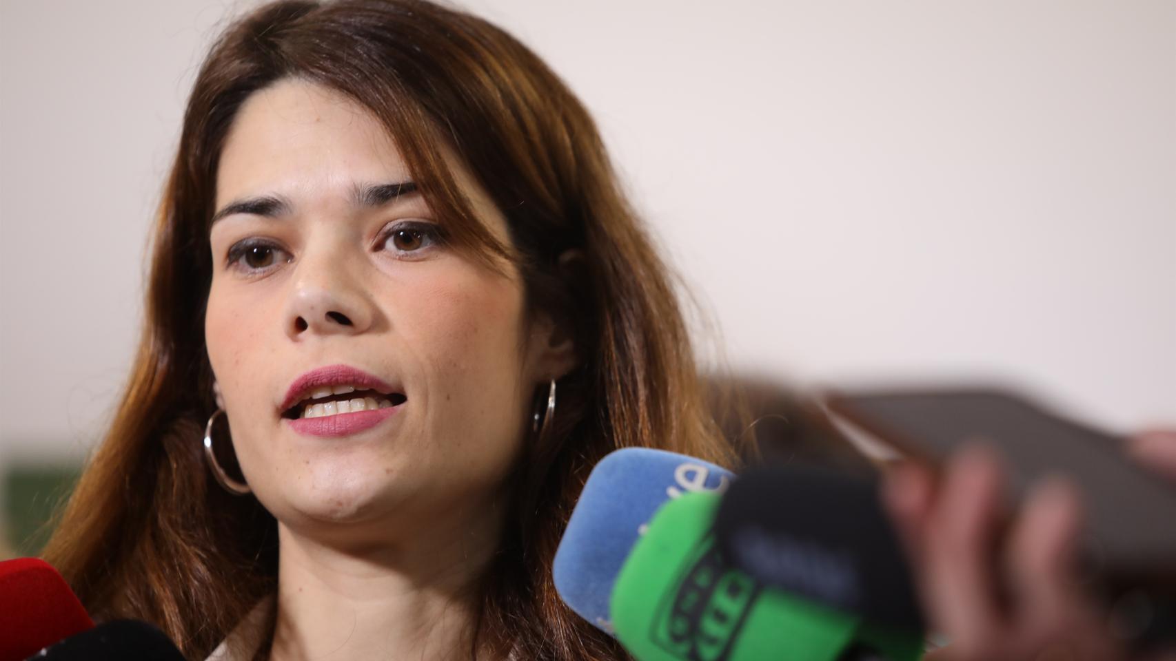 La portavoz estatal de Podemos, Isabel Serra, atiende a los medios en Sevilla.