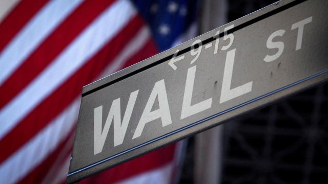 Un cartel de Wall Street frente a la Bolsa de Nueva York.