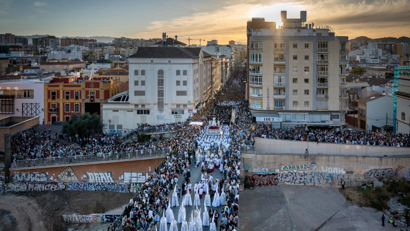 Las estampas del Lunes Santo: a luz envuelve a Málaga de todo su esplendor