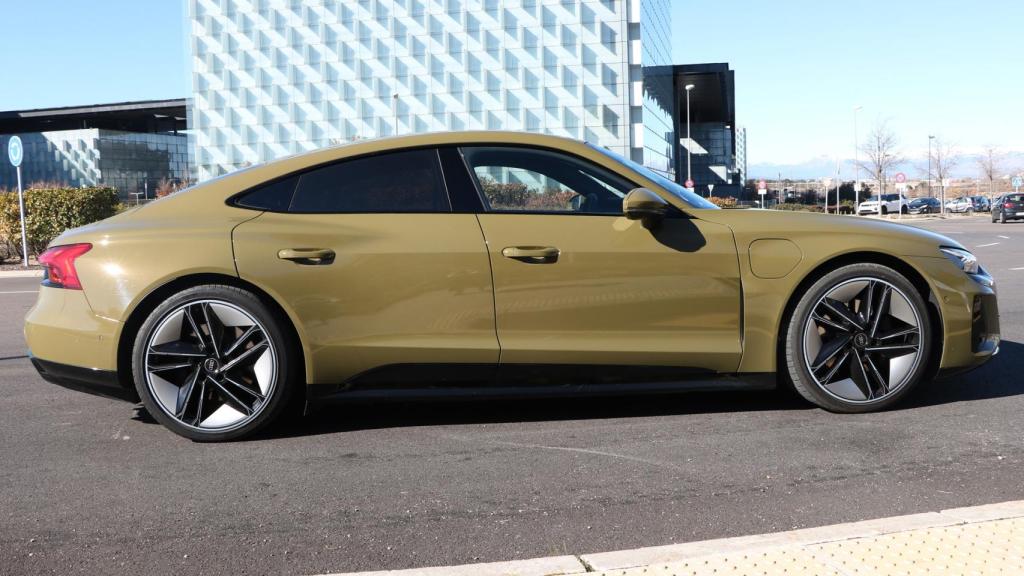 El Audi e-tron GT tiene una longitud de 4,98 metros.