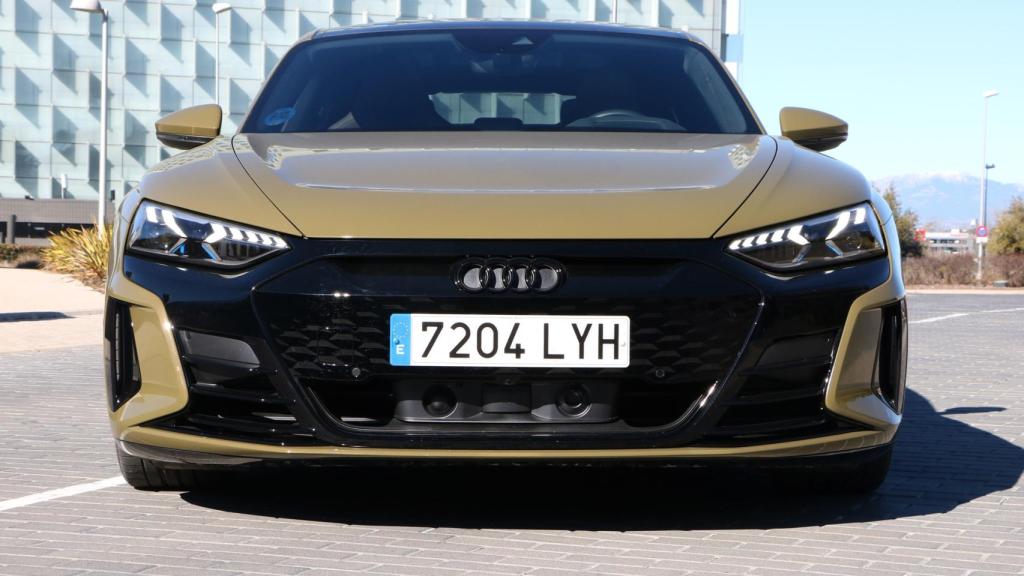 El Audi e-tron GT tiene como opción el paquete estilo negro que oscurece muchos elementos de la carrocería.