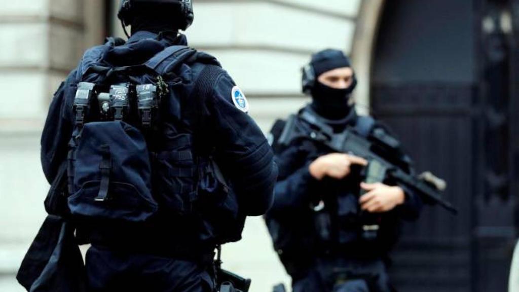 Agentes montan guardia después de un atentado en Bruselas, en una foto de archivo.