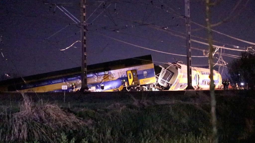 Una vista general muestra las secuelas tras el descarrilamiento de un tren de pasajeros después de que golpeó el equipo de construcción en la vía.
