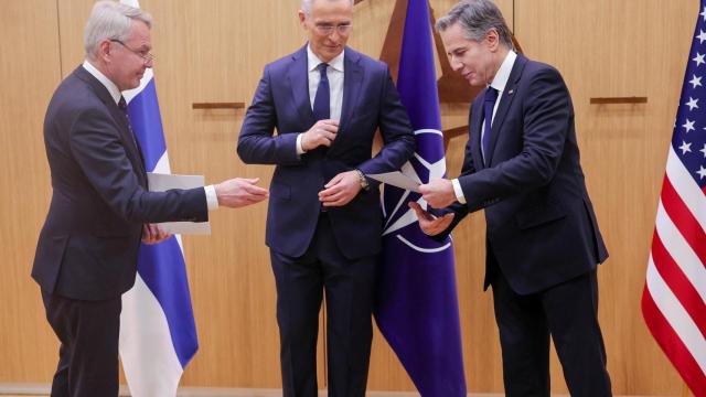 El ministro de Exteriores de Finlandia, Pekka Haavisto, el secretario general de la OTAN, Jens Stoltenberg, y el secretario de Estado norteamericano, Anthony Blinken, durante la ceremonia de este martes en Bruselas