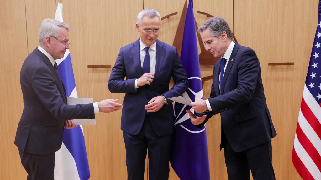 El ministro de Exteriores de Finlandia, Pekka Haavisto, el secretario general de la OTAN, Jens Stoltenberg, y el secretario de Estado norteamericano, Anthony Blinken, durante la ceremonia de este martes en Bruselas