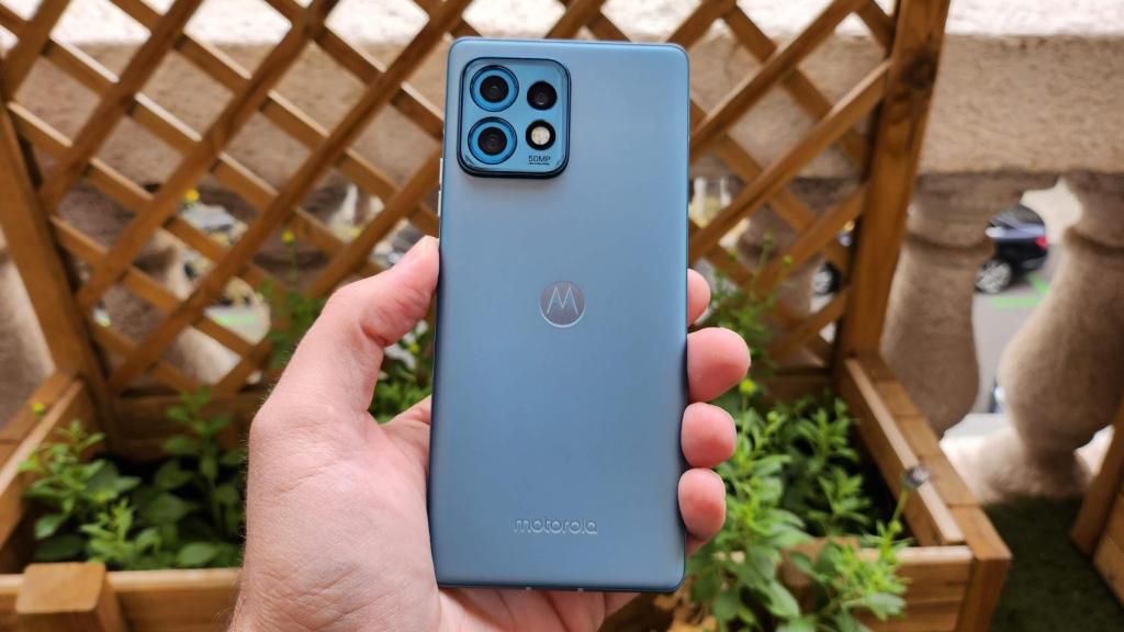 El Motorola Edge 40 Pro en azul.
