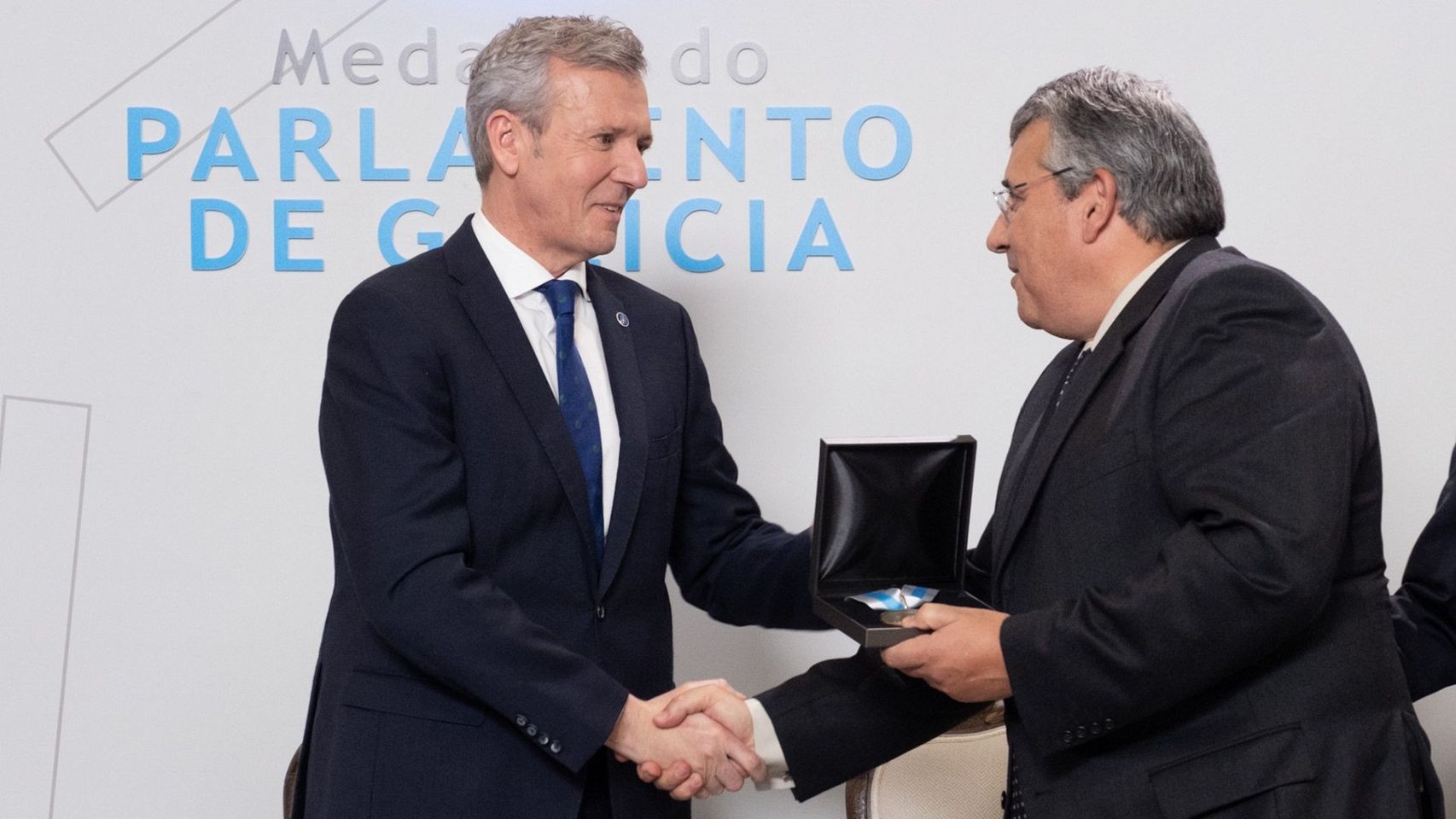 Alfonso Rueda hace entrega de la medalla al presidente de turno de la Eurorregión Galicia-Norte de Portugal, António Cunha.