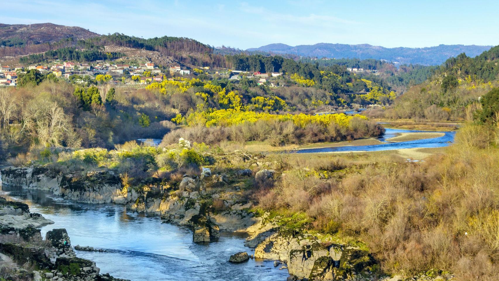 El río Miño a su paso por la localidad de Arbo.