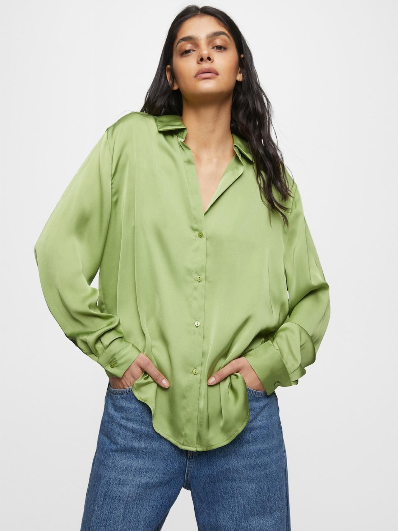 Camisa satinada Pull&Bear.