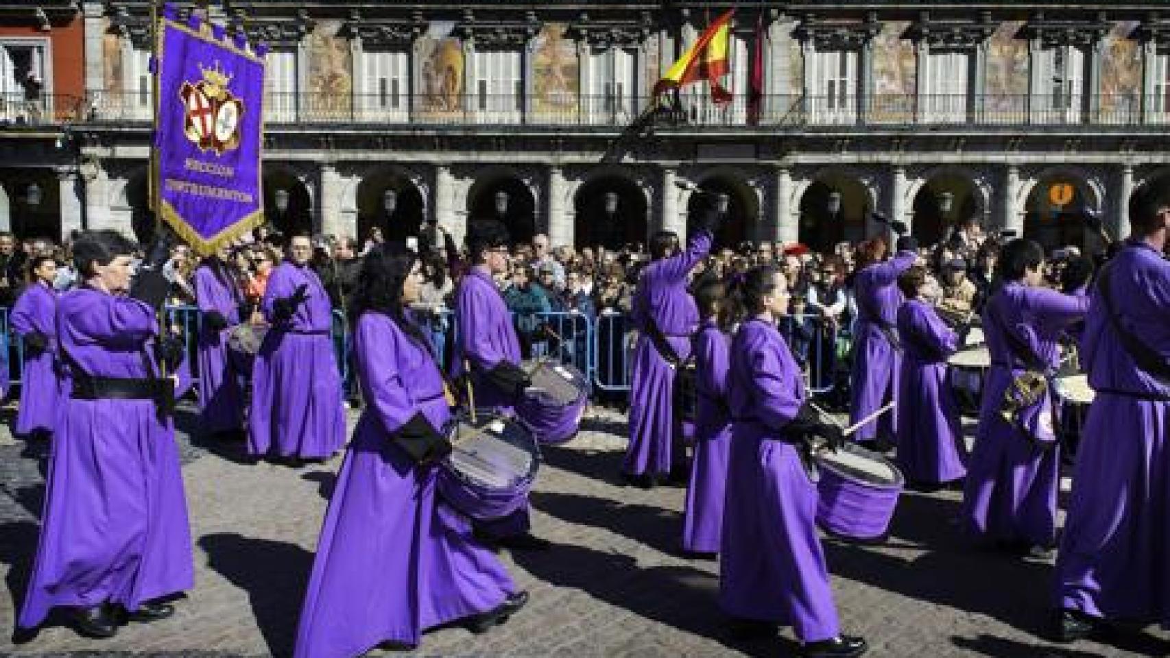 Tamborrada de la Cofradía de Jesús de la Soledad en la Plaza de Mayor de Madrid.