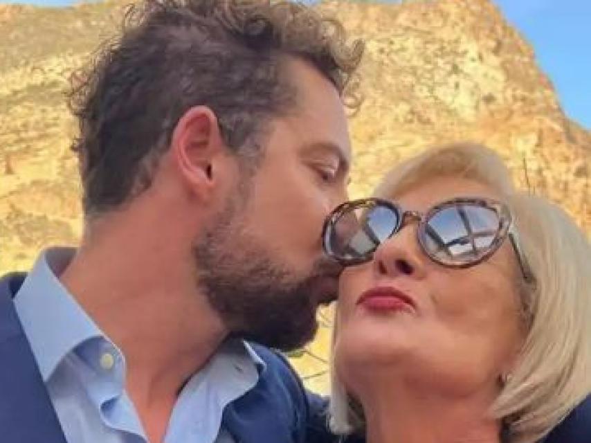 David Bisbal besando a su madre y un gran ejemplo para él, María Ferre.